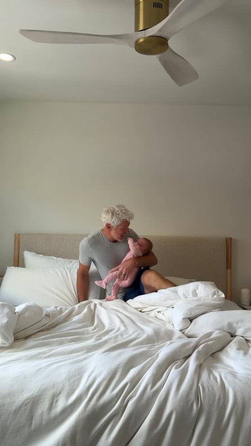 Sometimes, work can just wait… there are plenty of moments where I would love to meet up with the guys to go to the gym or go get the car washed, whatever it may be… Emily is always willing to take on Baby duties on her own, it’s only right, if I do the same. 💓 @em_stomatuk 
#couple #newborn #married #teamwork