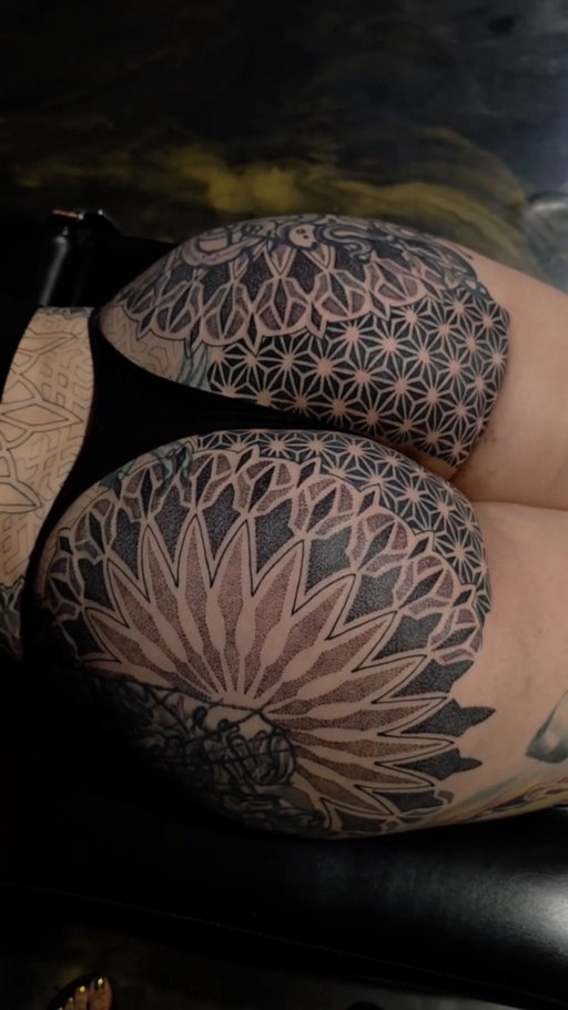 “BuT wHy?” It cuts down shaving while discreetly hiding any minor skin imperfections. Same reason I did my armpits and mound. Ladies, it’s SO worth it!!! 😬👍🏼@sarah_elizabeth_tattoos 
.
.
#tattoo #tattoos #tattooartist #tattooed #drnumb
