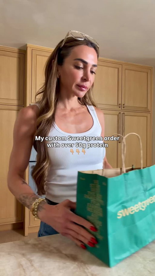 #sweetgreenpartner ICYMI 📣 @sweetgreen just launched WRAPS, made their new olive oil tortillas! This is my custom order with > 60 g protein that you need to SAVE and order immediately—thank me later 😏 

Chicken Jalapeno Ranch Wrap, @kalejunkie custom order!
- no rice, add romaine instead
- double blackened chicken
- no cheddar
- add napa cabbage
- dressing on the side