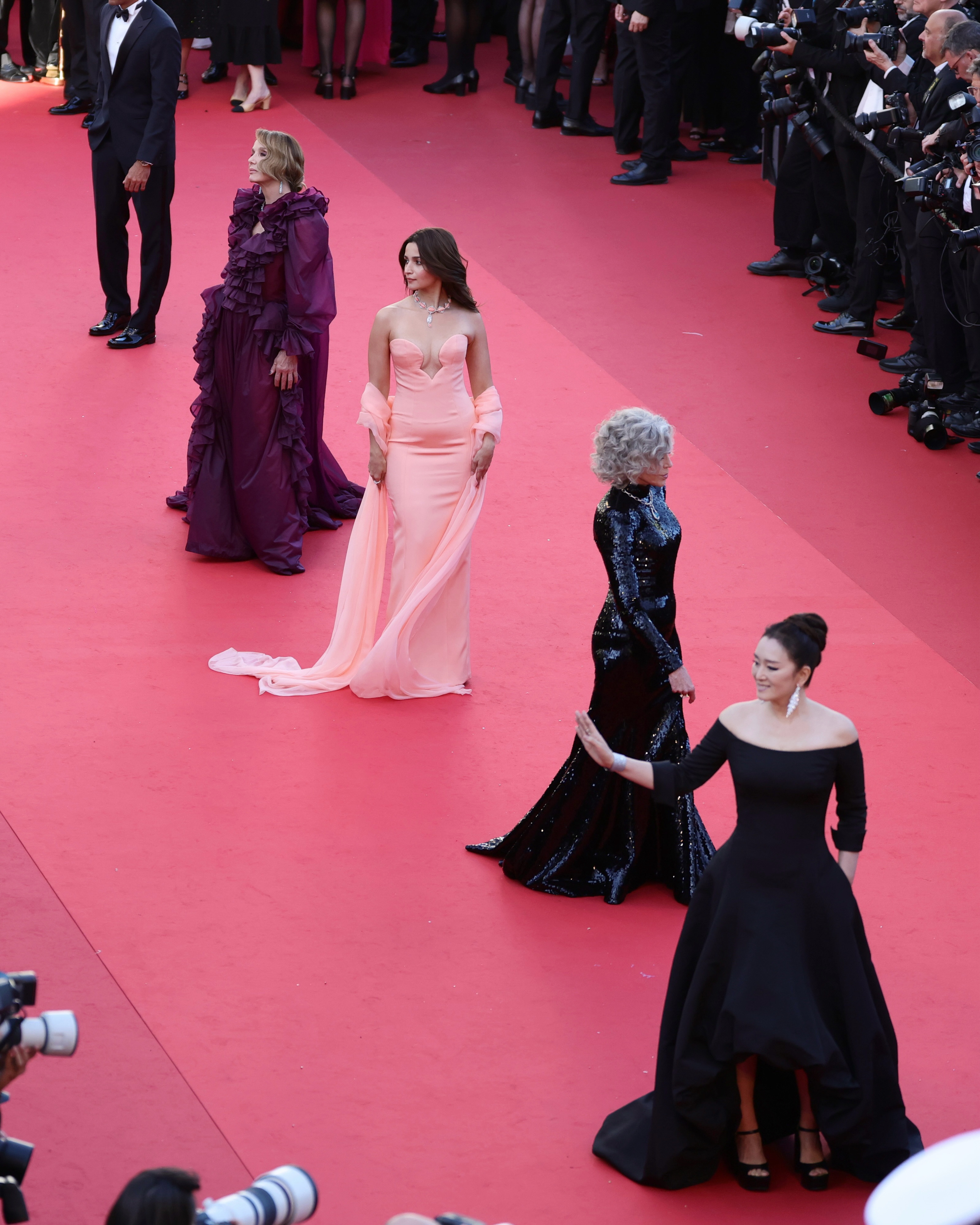 Welcome to the front row access to the Cannes Film Festival 2026 red carpet. Now entering L’Oréal Paris Ambassadors @aliaabhatt @officialgongli @janefonda @carlossainz55 @philippineleroybeaulieu.

#LOrealParisCannes #LightsOnWomensWorth #WorthIt #CannesFilmFestival