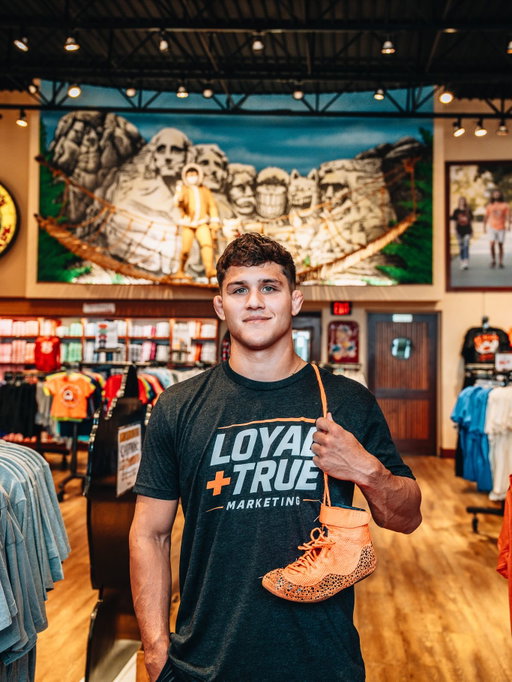 Same focus, no matter where I’m at. Work speaks. Eskimo Joe’s, Loyal and True Marketing made the opportunity. 

#athletemarketing #workinprogress #nilnetwork #brandpartnership #allin