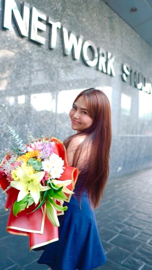 Officially a Kapuso. Thank you GMA & Sparkle for this new chapter 💙 

Di pako makarecover sa contract signing yesterday, my heart is so full lalo na sa mga messages ng family & friends ko at ng mga sumusupport sakin ever since. Salamat po labyu! ✨ Oh pak di mo kinaya ang paslowmo 🤣