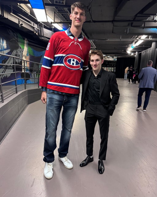 College basketball player @olivier.rioux of @ucimbb met up with some Montreal Canadiens at the Bell Centre! 🙌 #StanleyCup

📺: @canadiensmtl vs. @buffalosabres Game 5 TOMORROW at 7p ET on @nhlontnt, @sportsnet, and @tvasports

(📸: @peter_yannopoulos)