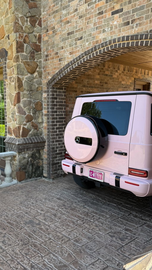 this lady cut me off in her PINK g wagon 💀 look at her license plate omg 🎀💕✨ #pinkgwagon #gwagon #mercedes #luxury #girlcar