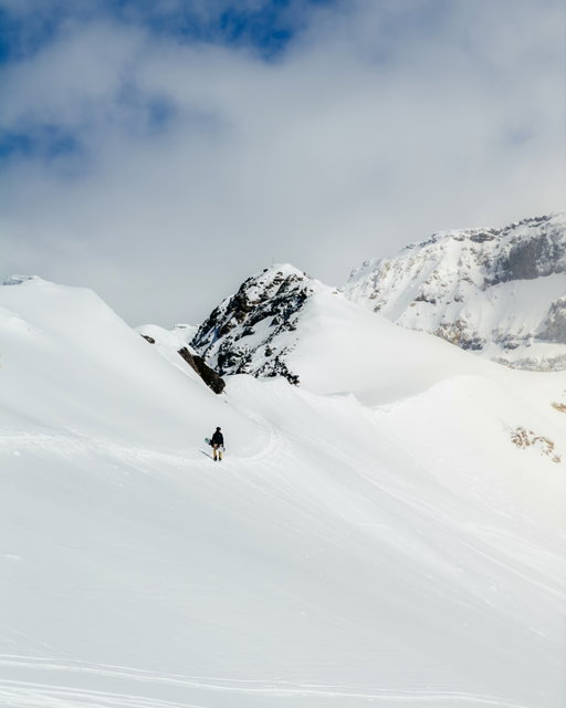 A little recap from my first full snowboard season at Lake Louise 🏂🤙🏼

Last year after moving to Calgary I only caught the tail end of the season, so finally getting a full winter out here was a dream. 

One of the biggest reasons I moved was to spend more time in the mountains, and this winter honestly lived up to everything I hoped it would be. Definitely feels good seeing the progression from riding every weekend instead of a once-a-year trip! 🙌🏼

#snowboarding #lakelouiseskiresort #canadianrockies