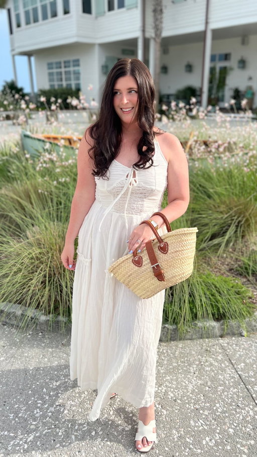 The most dreamy waterfront dining just outside of Charleston 💛🚤

@linnetteschs located on Kiawah truly feels like you are being transported to a lowcountry oasis, and it’s only 30 minutes outside of CHS!

From the stunning grounds to the most impeccably curated menu, this place lives up to the hype in every way.

The food that blew me away:
🐠 the crudo (my favorite bite)
🦪 the dressed oysters 
🍓 the strawberries and stracciatella (Ryan’s favorite)
🦀the crab dip with fried saltines (so addicting 😅)
🫛 The spring pea toast 
🍳the bacon and eggs with caviar (this was INSANE)
🥩the filet 
🐖 the pork cutlet (I loved this and was so surprised but it’s unique presentation!)
🥧 the key lime pie which was a phenomenal ending to the meal