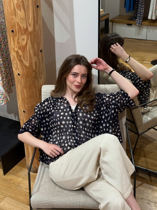 Virée shopping dans la boutique Cotélac de Saint-Sulpice 🤍

Je connais la marque depuis un certain temps et possède déjà quelques pièces, c’était donc un vrai plaisir de découvrir la nouvelle collection directement en boutique. On y perçoit un véritable soin apporté aux matières et aux détails, tout semble avoir été pensé avec soin 

Les dessins des imprimés sont réalisés en interne et certaines pièces plissées et sublimées sont faites dans leur atelier, à la main, pièce par pièce, pour un rendu unique.

J’ai sélectionné trois silhouettes que j’affectionne particulièrement, des pièces faciles à porter mais qui ont toujours ce petit quelque chose d’unique dans la coupe ou la texture ☺️

📍 30 rue Saint-Sulpice, Paris 6

Publicité