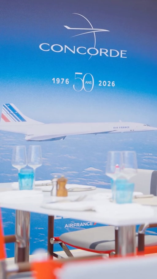 Clink, swish, fizz. That’s the sound of La Plage Air France, an ephemeral experience that brings the elegance of La Première to Cannes Hotel Martinez. Open for reservations from May 13 to 23, 2026.