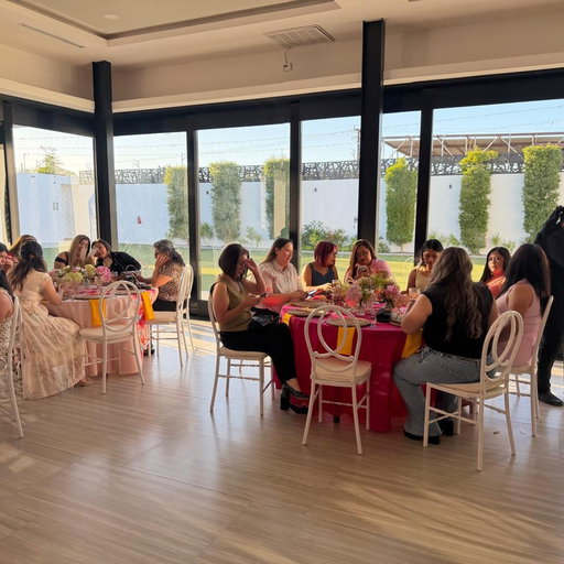 🌸 Celebración Día de las Madres 2026 🌸
En WK Kellogg Mexicali tuvimos el gusto de celebrar a todas nuestras colaboradoras mamás con un evento muy especial lleno de alegría, convivencia y grandes momentos.
Durante la celebración disfrutamos de diversas dinámicas pensadas para crear un ambiente divertido y cercano, incluyendo actividades de canto tipo karaoke, espacios de baile, dinámicas recreativas como ula ula, así como rifas y sorpresas para nuestras invitadas especiales. [RE: Itiner...10 de mayo | Outlook]
Además, compartimos una agradable convivencia acompañada de música, alimentos y momentos que fortalecen nuestra cultura de reconocimiento y agradecimiento hacia quienes diariamente dan lo mejor dentro y fuera del trabajo.
Agradecemos a todas las mamás que formaron parte de este evento, así como a los equipos que hicieron posible esta celebración.
💛 ¡Gracias por inspirarnos todos los días!