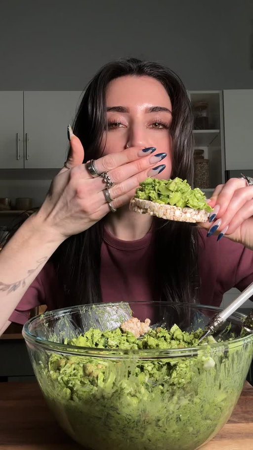 Green goodness scoopable salad!! 

Dressing
Handful of spinach 
Lots of basil
1 bunch of green onions
1 avocado 
1 small shallot 
2 cloves garlic 
Nutritional yeast 
Olive oil
Lemon juice
Red wine vinegar
Salt 

Salad
Green cabbage 
Chickpeas
1 cucumber 

#healthyrecipes #easyrecipes #salad #mealprep