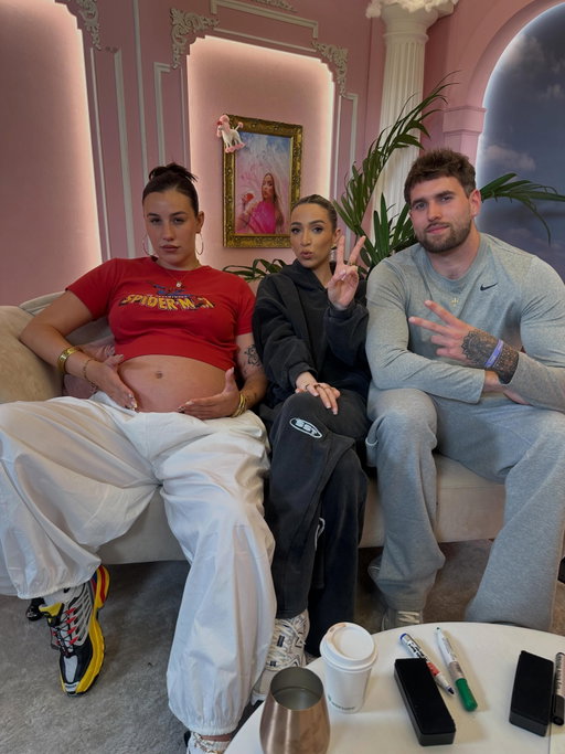 Ava & Zach in the studio this week! 🥰✨

Tune in as the soon to be parents talk who’s going to be stricter, Zach’s worst habit and Ava’s determination to get her licence

New Ep, OUT NOW! 🫶