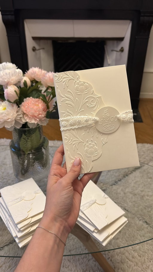 Partie 2: trop trop fière d’avoir tout désigné, imprimé et confectionné nous même ❤️ 
.
.
.
.
.
.
.
.
#faireparts #mariage2026 #invitationmariage #fairepartmariage