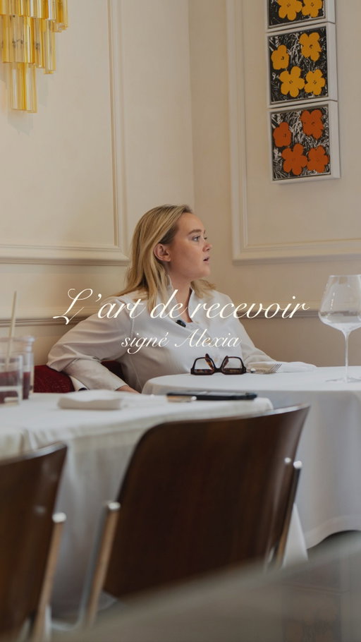 L’art de recevoir selon Alexia Duchêne

Cheffe et fondatrice du restaurant @lechenenyc à New York, @alexiaduchene reçoit comme elle le ferait chez elle : en prenant soin, bien en amont, de chaque détail : le menu, le vin, la playlist. Authentique sans rien laissé au hasard.

Sa salle le raconte : nappes blanches comme dans les brasseries parisiennes, argenterie, assiettes et chaises chinées en France, un Warhol au mur. Sobre et élégant à la fois, simple et profondément personnel.

Dans l’assiette, des techniques françaises travaillées pour un palais new-yorkais, quelque chose qui appartient aux deux rives, et qui raconte toujours la même histoire : bien manger, bien boire, dans un service attentionné et personnalisé avec toujours cette touche d’art de recevoir à la française.

-

The art of hospitality, according to Alexia Duchêne.

Chef and founder of @lechenenyc  in New York, @alexiaduchene  hosts the way she would at home: taking care, well in advance, of every detail : the menu, the wine, the playlist. Authentic, but nothing left to chance.

Her dining room tells the story: white tablecloths like in Parisian brasseries, silverware, plates and chairs sourced from French antique markets, a Warhol on the wall. Understated and elegant, simple and deeply personal.

On the plate, French technique shaped for a New York palate, something that belongs to both worlds, and always tells the same story: eat well, drink well, with attentive and personal service, and that unmistakable French art de recevoir.
-
#BoulotteTraiteur #ArtDeRecevoirBoulotte #FrenchHospitality #ArtDeRecevoir #AlexiaDuchene