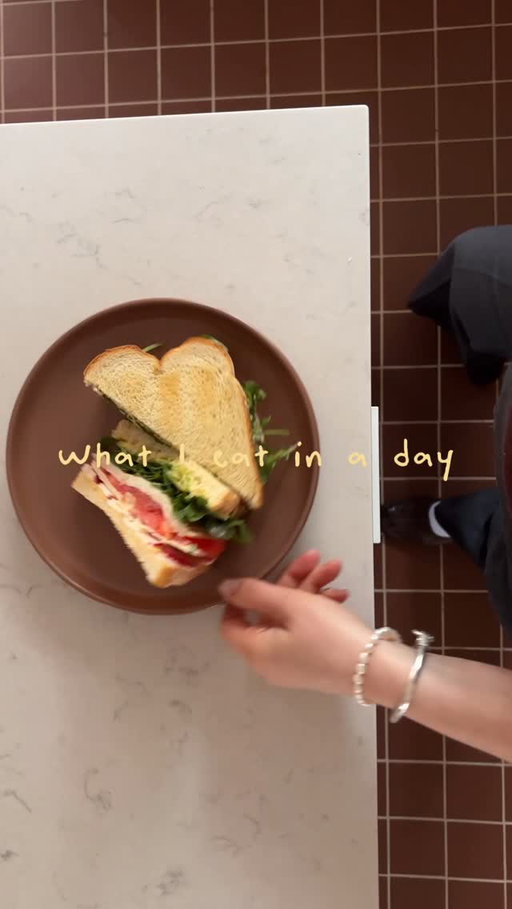 What I eat in a day version extra pain, avec les pains d’ici @mieetcie faits à Gatineau. La gamme complète comprends 5 pains différents et est disponible chez Maxi, Provigo, Walmart et bientôt chez Metro. #pub