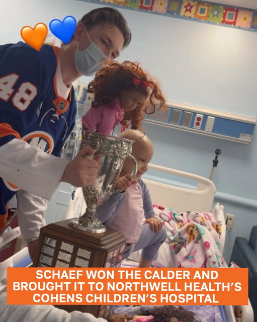 Schaef won the Calder then brought it to Northwell Health’s Cohens Children’s Hospital to share this special moment with kids 💙🧡