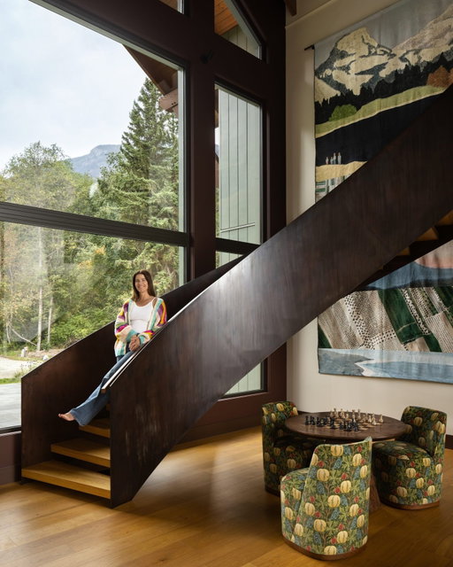 “I always said to myself, if I ever get lucky enough to be able to build my own home, I want her to be my architect,” says @cobiesmulders of Elizabeth MacKenzie, who she eventually did hire to craft her dream family cabin in British Columbia. MacKenzie collaborated with @skladan_architecture and Ben Leavitt (@haveyoumetbenjamin) of @plaidfoxstudio to create a retreat big enough for Smulders and her husband, Taran Killam, to host friends and family, but sleek enough to blend into the landscape. 

Tour the character-driven home at the link in bio. Photography @emaphotographi; Words @julietizon