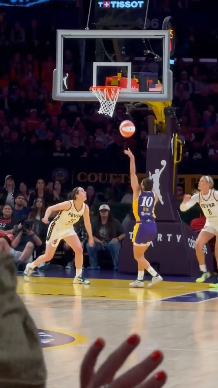 THE SPARKS AREN’T DONE YET 😤

Kelsey Plum dances to the cup for the tufff bucket and 25 PTS in the game! 

IND-LAS | USA Network | #WNBASeason30