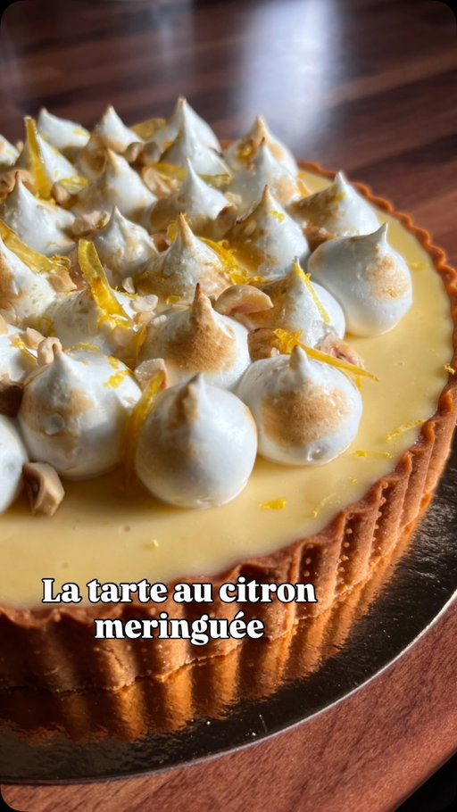 La tarte au citron 🍋 

Recette pour 6 tartelettes ou une tarte de 20 cm de diamètre : 

La crème au citron (recette de Pierre Hermé) :

- 120g de sucre
- 2 citrons non traité (jus et zestes)
- 2 œufs
- 150g de beurre doux froid 

Zester le citron très finement et mélanger les zestes avec le sucre en poudre.
Ajouter ensuite l’oeuf, mélanger eu fouet et ajouter le jus du citron.
Mettre le tout dans le casserole sur feu moyen et faire épaissir sans cesser de mélanger. 

Hors du feu, laisser tiédir la crème jusqu’à qu’elle soit à 6O environ. 
A ce moment là, ajouter le beurre froid et bien mixer le tout au mixeur plongeant.
Il suffit d’étaler ce lemon curd sur la tarte, de mettre au frais. 

Pour la meringue italienne:

- 40g d’eau
- 120g de sucre en poudre
- 60g de blancs d’oeufs

Eau et sucre à 121 degrés dans une casserole. 
Commencer à Battre les blancs quand le sirop atteint 115 degrés. 

Verser le sirop à 121 degrés sur les blancs tout en continuant à battre jusqu’à refroidissement de la meringue. 

Enjoy ❤️

#lemonpie#lemoncurd#tarteaucitronmeringuée#pastrychef#recettefacile