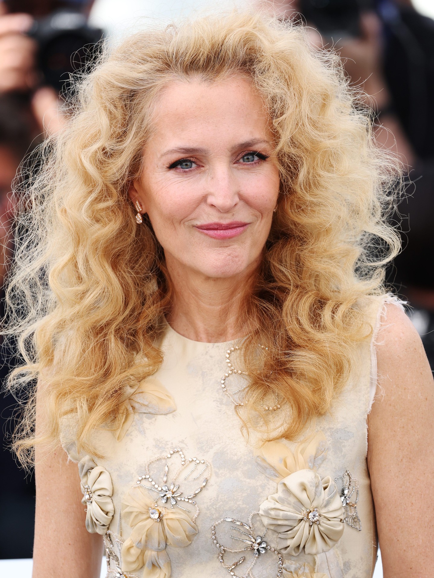 GILLIAN ANDERSON AT CANNES APPRECIATION POST ⭐

The actress is at the film festival for the premiere of 'Teenage Sex and Death at Camp Miasma,' a queer slasher movie co-starring @HannahEinbinder (consider me sat). So far, her trip's been marked by very entertaining link-ups with Einbinder and high-volume blonde curls that would make an ’80s Valley Girl weep. Head to the link in bio for more details on Anderson's adventures in Cannes. 

Photos: Getty Images
Video: Instagram
