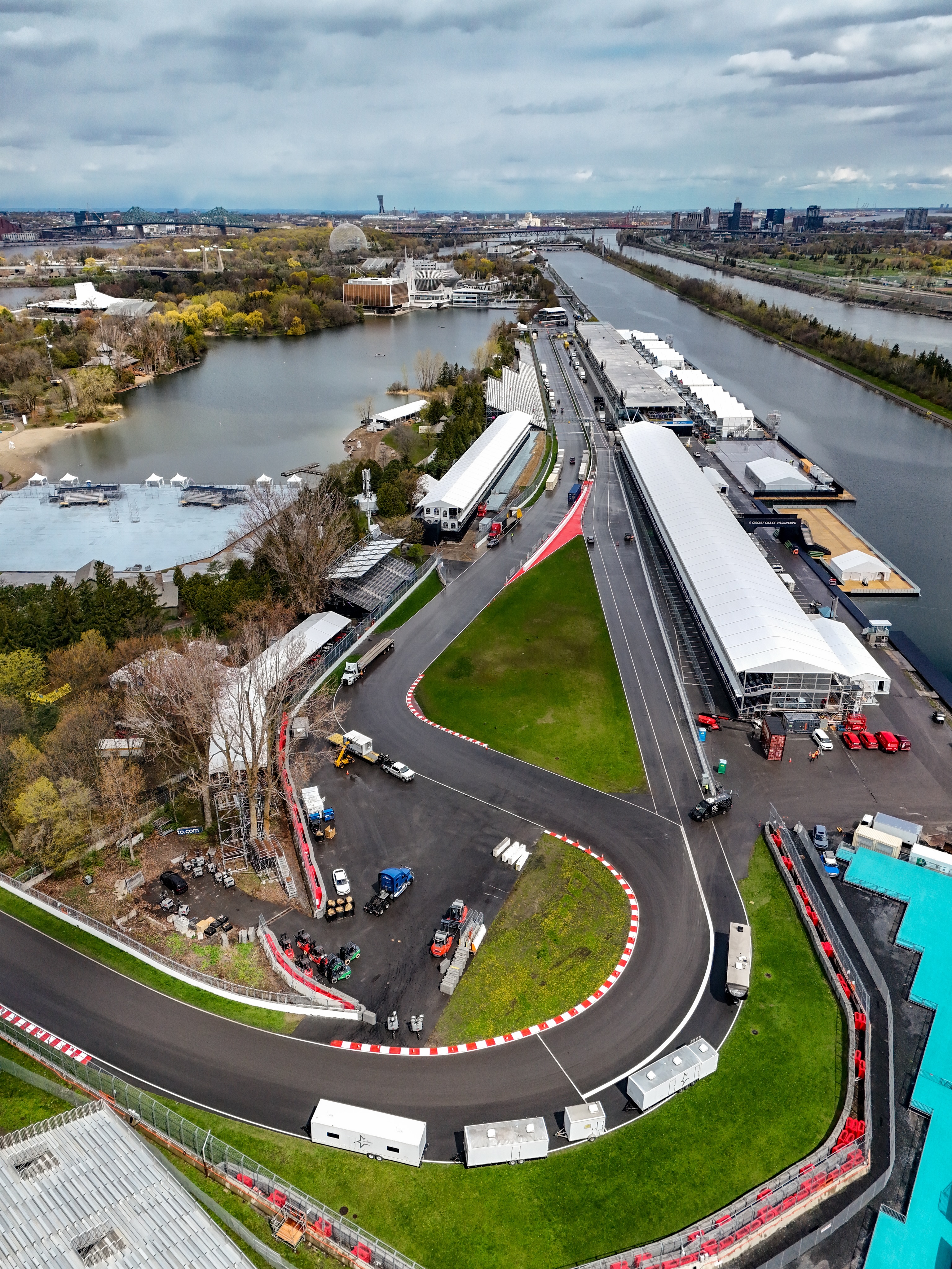 À moins de deux semaines du Grand Prix du Canada, les équipes s’activent partout sur le Circuit Gilles-Villeneuve pour terminer la transformation de l’île Notre-Dame avant le week-end de course. 🏎️🏁 Montage des installations, préparation des paddocks et logistique en pleine accélération : Montréal passe à toute vitesse en mode Grand Prix. 🏆 🇨🇦 
📷 : @jfsavaria

#cinqcentquatorze
#f1gpcanada
#f1
#montréal
#formula1