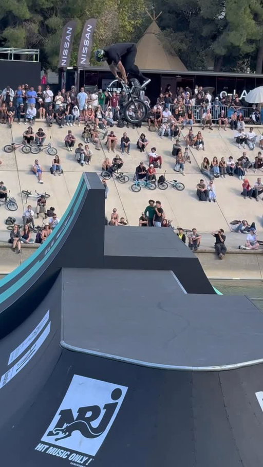 @kevinperaza leaving no inch of the course untouched during @fiseworld Montpelier BMX park qualifying 🇫🇷 @nissanfrance 🔥 #bmx