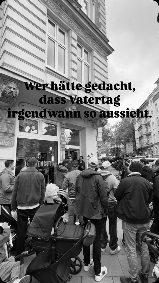 „Wer hätte gedacht, dass Vatertag irgendwann so aussieht.“

Die Reeperbahn hat uns schon einmal gesehen. Nur anders.

Früher sind viele von uns hier um die Häuser gezogen. Heute laufen wir dieselben Straßen entlang mit Kinderwagen, Tragen und unseren Kindern auf dem Arm.

Und genau das hat diesen Walk heute so besonders gemacht.

Was heute beim zweiten THE WALKING DAD entstanden ist, war viel mehr als nur ein Spaziergang.

Über 60 Väter waren da. Mit ihren Kindern. Einer sogar mit Drillingen.

Es wurde gelacht, gesprochen, sich ausgetauscht und verbunden. Ehrliche Gespräche zwischen Männern, die sich vorher nie begegnet sind und trotzdem sofort verstanden haben.

Ich bin ehrlich überwältigt davon, was hier gerade entsteht.🙏🏽

Es fühlt sich an, als hätten viele Männer genau auf sowas gewartet.

Danke auch an @herrengutbarbershop und @brooklynsoapco für Kaffee, Softdrinks, Getränke und Gebäck heute. 🫶🏽

Der nächste Walk findet am Sonntag, den 31. Mai um 10 Uhr statt. Infos folgen.

Teilt das mit Vätern, die davon wissen sollten.
Und an alle Frauen hier. Schickt eure Männer am 31. Mai vorbei. 😌

For men who show up. For real.❤️‍🔥
Heute ist genau das passiert.
—————
#thewalkingdad #hamburg #dadwalk