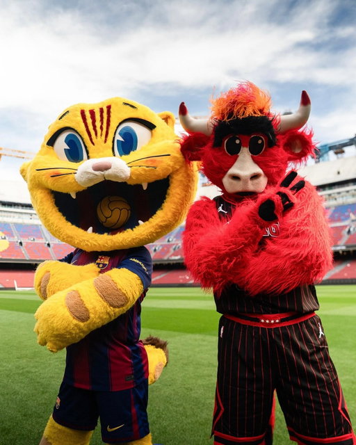 Sembla que algú s’ha colat a l’Spotify Camp Nou! Us presento el meu nou amic, Benny the Bull! 😼🏀

Looks like someone sneaked into Spotify Camp Nou! Meet my new friend, Benny the Bull! 🤜🤛