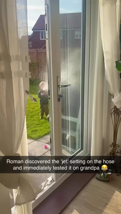 Follow (us) @FUCKJERRY for more

(Credit: Pammy Robson)