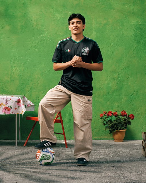 Jugando, soñando y representando #SomosMexico 🇲🇽⚽

Ya cada vez falta menos para el Mundial, consigue el 3rd jersey en adidas.mx y vamos con todo por México 🙌