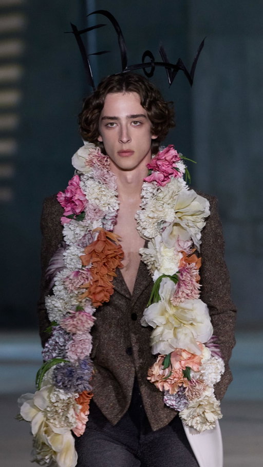 Dior Cruise 2027 Show.
 
Florals are a recurring refrain of the collection. Thousands of decorative flowers were handcrafted before the show, including silk organza blooms painted using an artisanal nineteenth-century technique.
 
Creative Direction Jonathan Anderson
Styling Benjamin Bruno
Hair Guido Palau
Makeup Peter Philips
Casting Ashley Brokaw
Manicure Ama Quashie
Music Frédéric Sanchez
Millinery Philip Treacy
Lighting Benoît Delhomme, Philippe Cerceau
Production Bureau Betak
Movement MJ Harper
Show Coordination Holmes Production
Broadcast Direction Titre Provisoire
 
Special thanks to Ed Ruscha and LACMA.
 
#DiorCruise
© Ed Ruscha