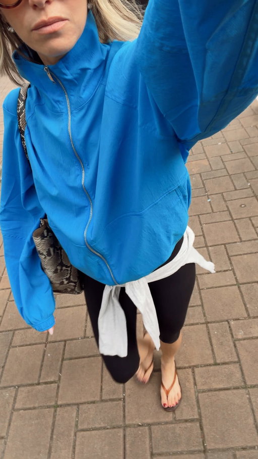 If you’re like me and have about 3 mins to go from the gym -> school pick up/errands, my solution is this exact outfit 

@lululemon #lululemoncreator #ad 
￼