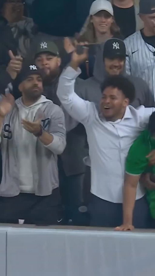 The way this fan swooped Aaron Judge’s home run ball was too smooth 😂 #MLBonNetflix 

#mlb #baseball #yankees