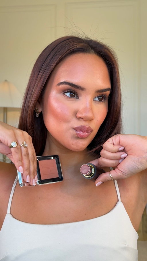 Been at the beach, sunkissed blush combo ✨ 

Westman atelier face trace contour stick in coco
Haus labs fire moon powder blush

Sunkissed makeup, blush combo, summer makeup, natural makeup, soft makeup, glowy makeup 
#glowymakeup #creamblush #sunkissedglow  #blushstick