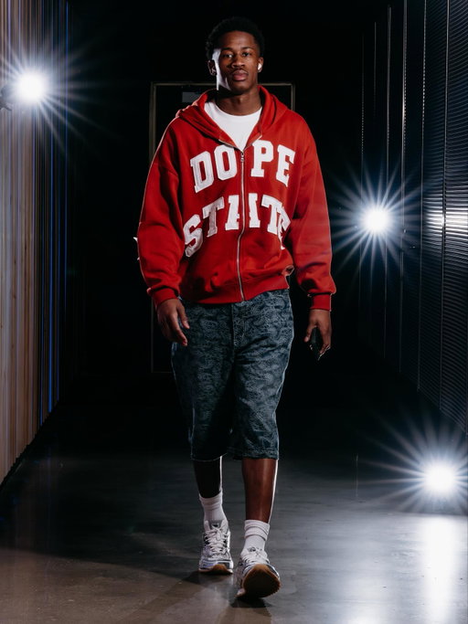 tunnel vision w @novamen 🚀

search :
- Tyson Dope State Oversized Zip Up Hoodie - [ Red ]
- Baggy Paisley Jacquard Denim Short - [ Dark Wash ]