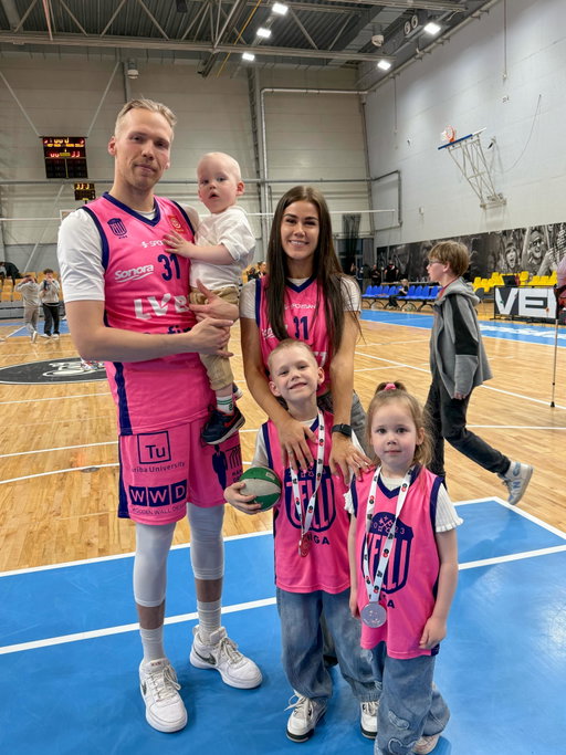 Rīga ir rozā!🩷 Paldies @jberzins31 par sezonu un emocijām, mīlu!🫶🏼 Es tik ļoti gribēju šīs emocijas un arī dabūju. @rigaszelli #basketball #family
