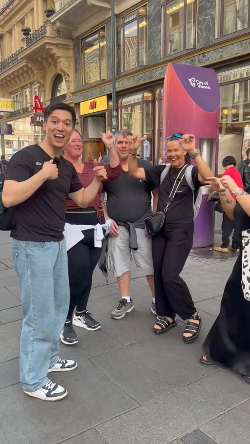 Sign Language 🤟 
.
There are over 300 distinct sign language worldwide. Here American Sign Language (ASL) was used ❤️
.
#asl #langauges #deaf #japan #usa