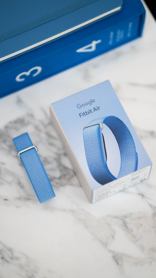 This is gonna kill the fitness band game 💪🏻

The new @googlehealth FitBit Air. $100 USD/$129 CAD. 
NO subscription:

Heart Rate, Sleep, Steps, SP02, Temperature, 1 week battery life. Water resistant up to 50m. 

#fitbitair #google #unboxing #tech #technology