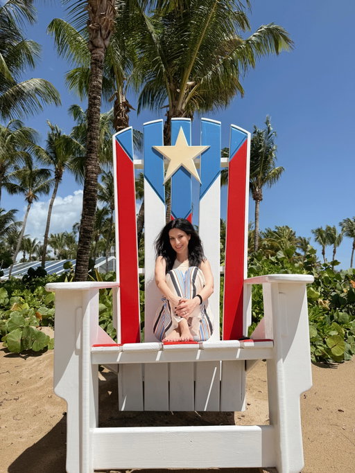 18. SAN JUAN 🇵🇷
¡A Fuego, Puerto Rico!
Impresionante el amor entre nosotros 🔥
Gracias, “Corazón de batata mameya”. Siempre te cantaré con pasión, respeto y admiración. ¡Y gracias también por la piña colada! 😜
Espero regresar muy, muy pronto ❤️
¡Coquí, coquí! 🐸

Próximo concierto: mañana (¡mi cumpleaños!) en Miami, con mi súper invitada @camila_cabello 🥰

Photos @yourmotherknows @paolocartaofficial @truco.photo