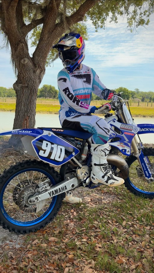 Are steel frame or aluminum frame YZ125’s better? The 2003 YZ125 is getting fired up for some fun at @thefarmdadecity 🔥 @redbullmotorsports @redbull @redbullusa @motosportinc @rdrco.inc @allballsracing_ #YZ125 #yamaha #2stroke