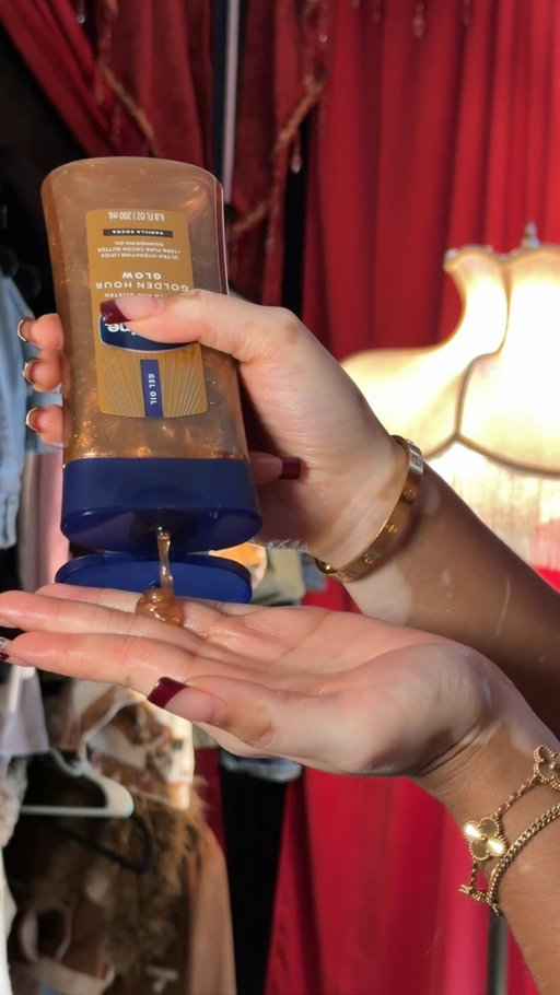 having glowy and glass skin is a MUST during night outs, and putting on the Vaseline Glazed and Glisten Gel Oils is the perfect final touch for looking hawt #vaselinepartner @vaselinebrand