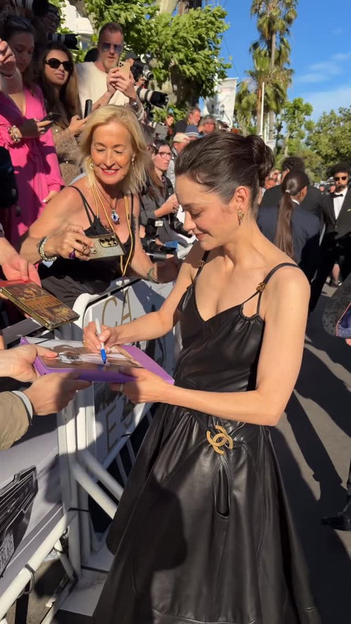 Marion Cotillard partage un moment avec ses fans avant de monter les Marches Rouges pour Karma de Guillaume Canet ✨
- 
Marion Cotillard shares a moment with fans before walking the Red Steps for Karma - Guillaume Canet ✨
#Cannes2026