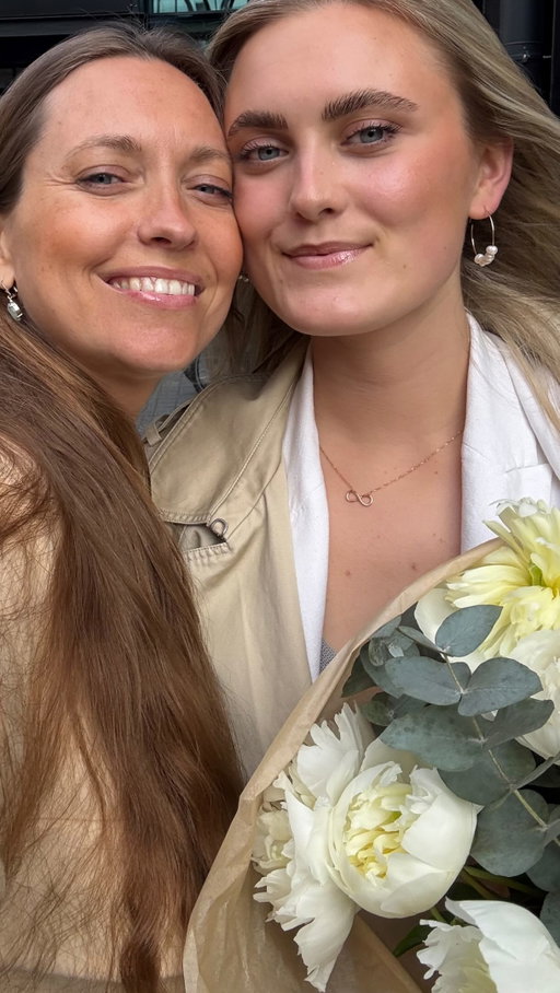 Pirms 20 gadiem, 2 dienas pirms Mātes dienas, piedzima pirmdzimtā meitiņa Gabriela Gaisma🤍🤍 

Šajā Mātes dienā kā īpaša dāvana man bija dziedāt kopā ar meitiņu baznīcā šo skaisto dziesmu ar vārdiem:

“…Kad mīļa gaisma sildīt sāk,
Debesis ir tuvu klāt…”

Gabrielas otrs vārds ir Gaisma, un viņas ienākšana šajā pasaulē bija patiesi kā īpaša gaisma, kas dāvāja ieraudzīt to pašu svarīgāko aicinājumu manā dzīvē…🤍

Paldies, @jorspeis , par šo skaisto dziesmu ar kuru meitiņa ir uzaugusi, tāpēc mums īpaša ir tā🤍🎶

Paldies, @ruditet , par skaistāko klavierpavadījumu un skanīgo piedziedāšanu🤍🎶