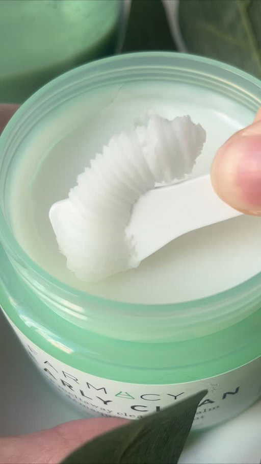 Nothing like the first scoop of a new cleansing balm 🫶

@farmacybeauty Clearly Clean is a classic !!

#skincarefavorites #farmacy #farmacybeauty #skincaregram #skinfluencer