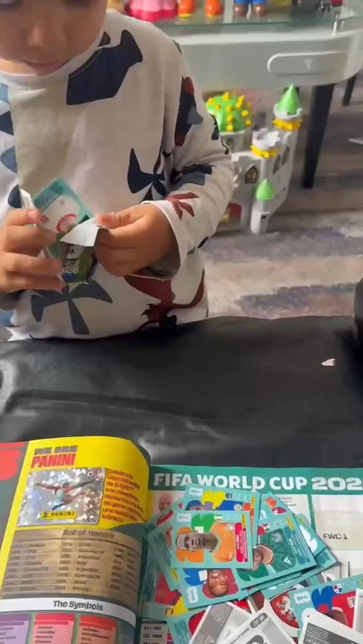 Reacción de mi hijo cuando le sale la estampa de Cristiano Ronaldo 😭😍