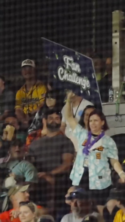 With 2 outs in the 9th, the fans used their challenge to overturn a CRUCIAL call and win the game for Loco Beach 🏖️

#bananaball #locobeachcoconuts #savannahbananas #baseballhighlights #mlbnews