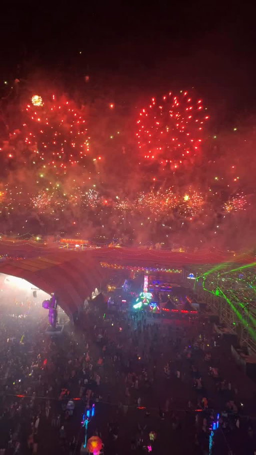 Is this the best view of the fireworks at @edc_lasvegas? 🎡✨