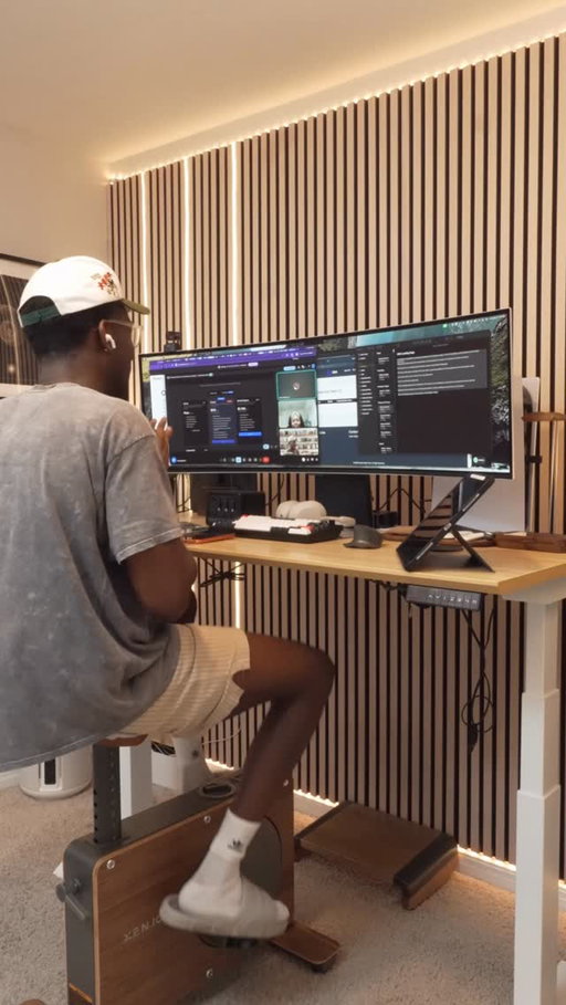 We’re getting ready for the summer! No slacking #cubecycle #desksetup #bike @xenjoy_official