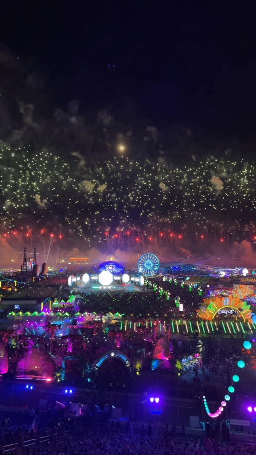 Nothing beats the electric sky at @edc_lasvegas 🤩