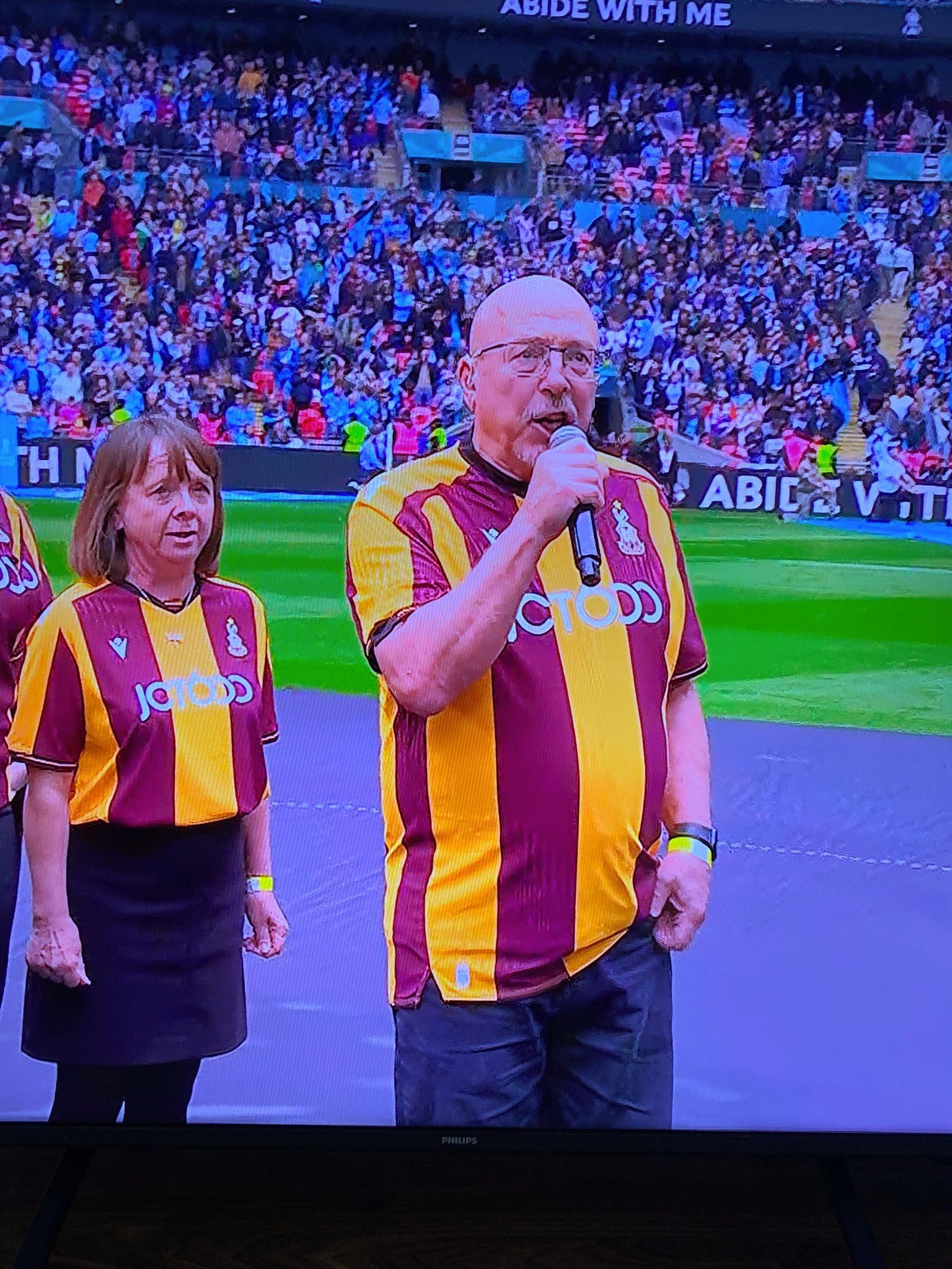 That’s how you unveil a new shirt 👏 

Bradford City’s new home shirt was debuted by the choir performing at the FA Cup Final.

📸 @theshirtunion