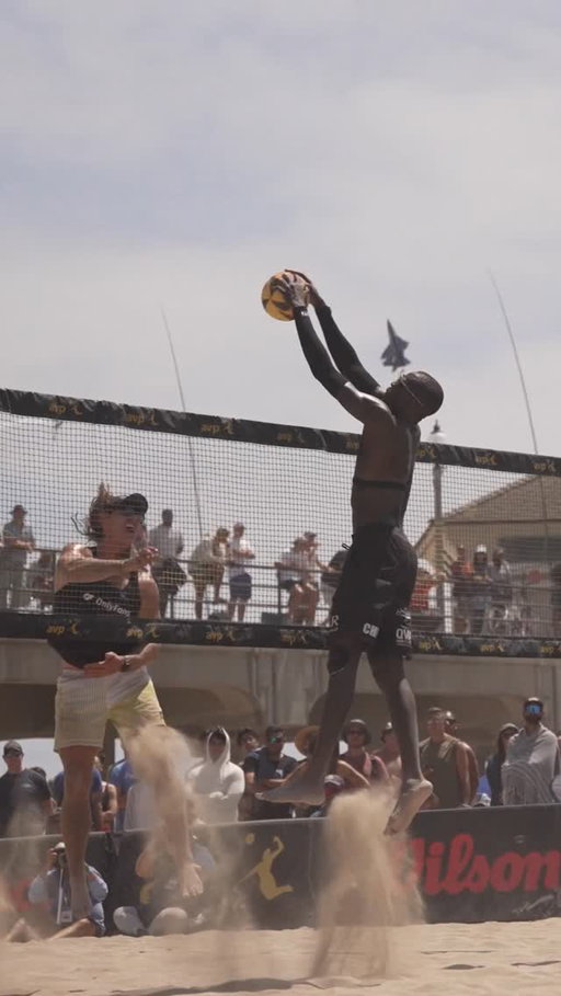 Way above the tape. 😮‍💨

Cherif Younousse rises for the statement block on Day 1 of the 2026 Huntington Beach Open. 

(3) Ahmed/Cherif face off with (2) Crabb/Benesh today, May 16 at 12 PM PT on Stadium Court. 🔥
